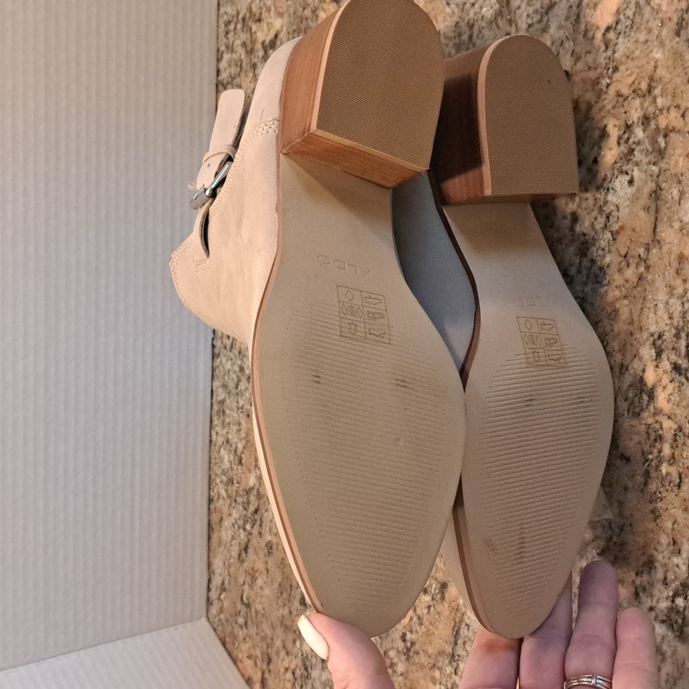 ALDO cut-out ankle booties, size 8. - Picture 5 of 6